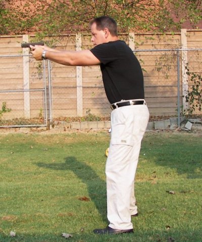 Square, fast acquisition shooting stance for pistols