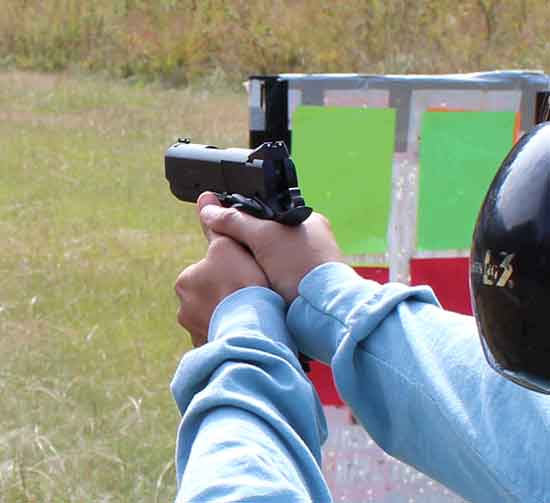 Woman gripping the Para Expert Carry